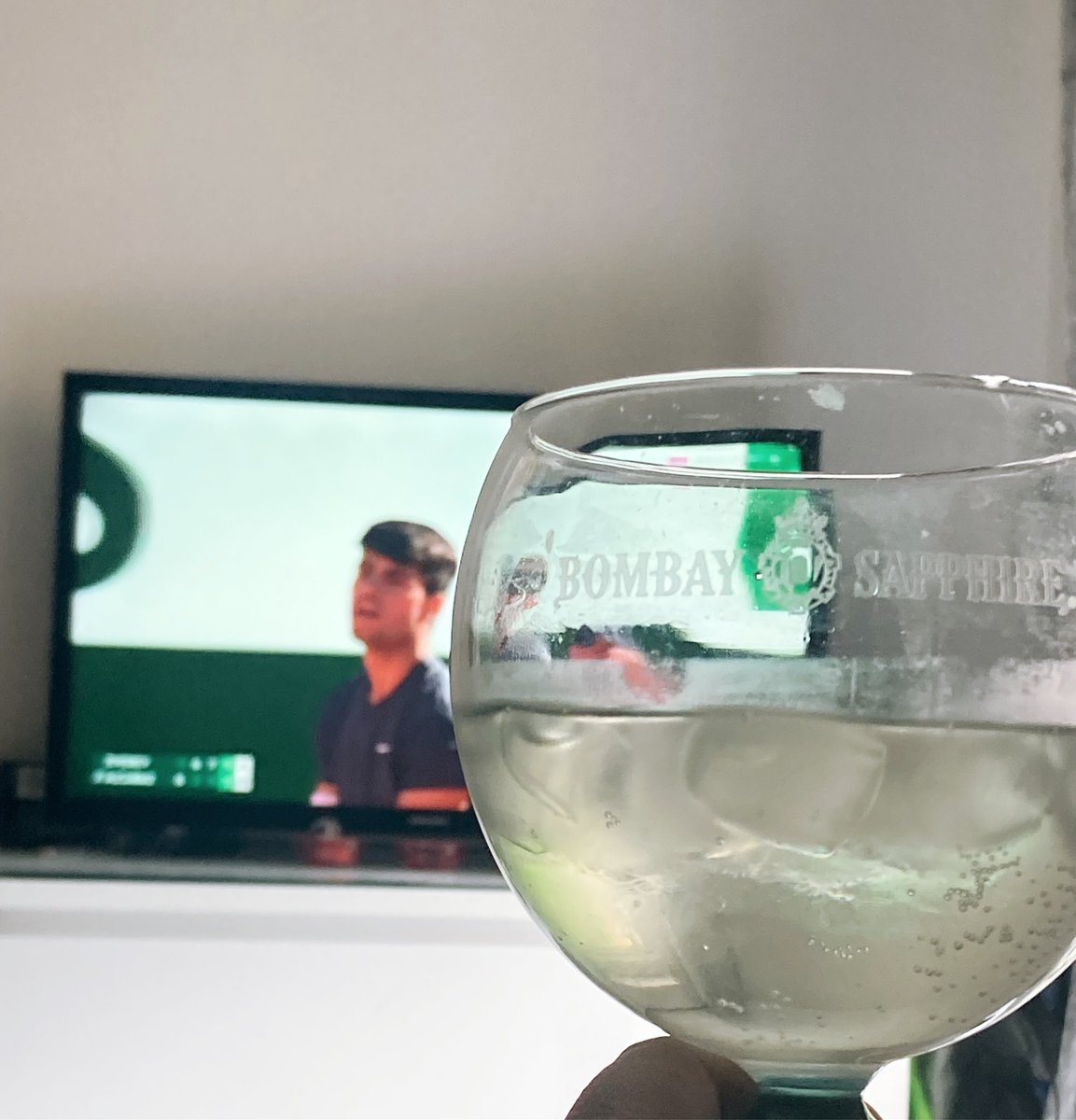sammi_kt's tweet photo. Homemade elderflower gin &amp; tonic and the Roland Garros final! #homemade #elderflower #elderflowergin #rolandgarros #frenchopen #sundayfunday #ginandtonic #ginstagram #ginspiration https://t.co/JEr8deqAAS