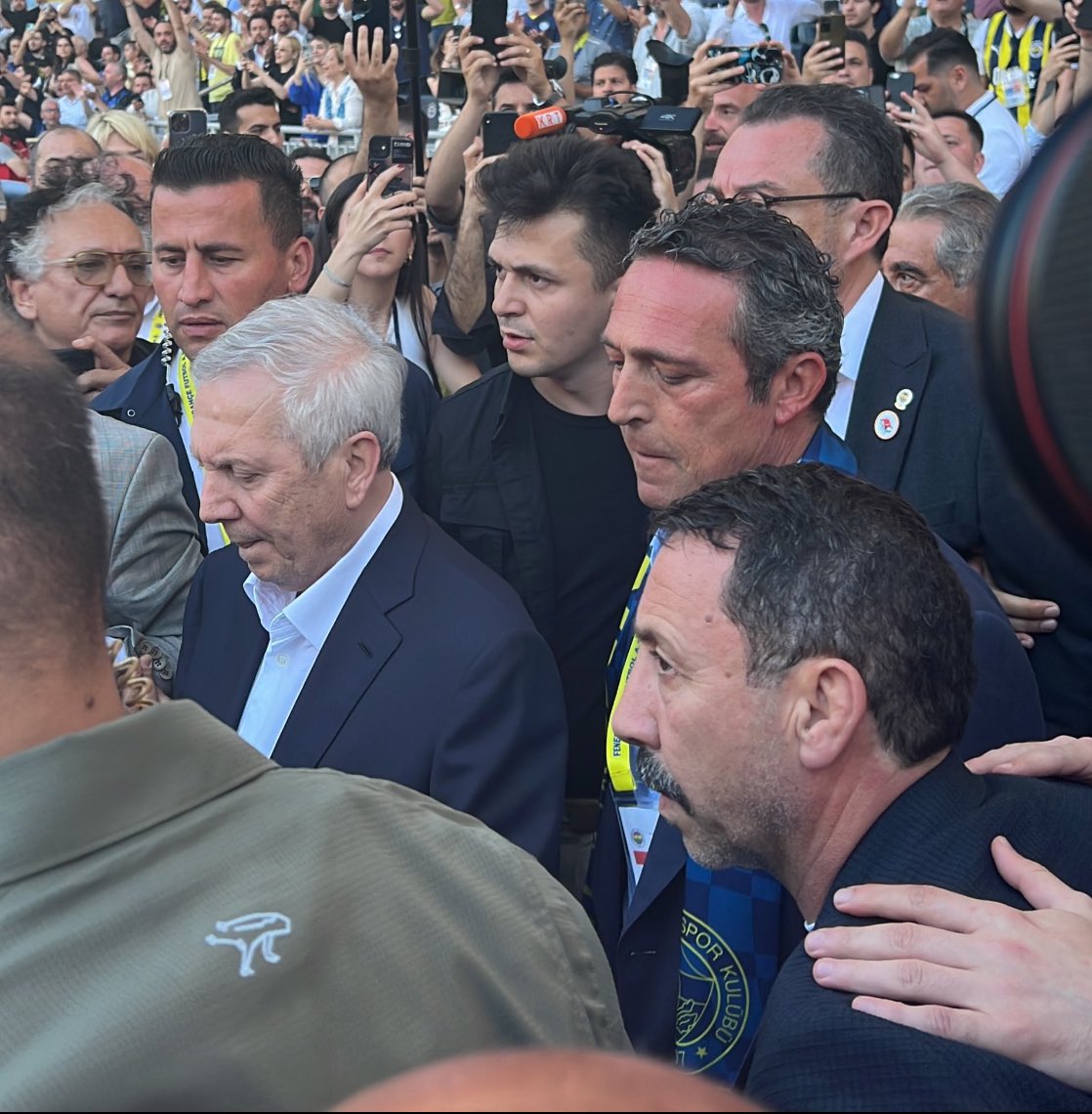 5613Enes's tweet photo. İKİ BAŞKAN EL. ELE #FENERBAHCE #alikoç #AzizYıldırım https://t.co/6ofBsLyuZE