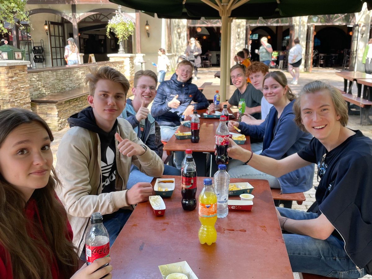 HMC_Helmond's tweet photo. Onze jeugdleden en opleidingscommissie zijn gisteren naar de Efteling geweest. Zowel jong en oud hebben genoten van een fantastische dag. Foto’s zijn te bekijken via 

https://t.co/YkNZdNAtdO https://t.co/2h58oxh1LQ