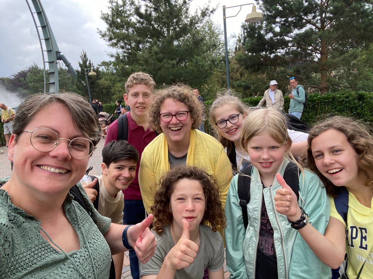 HMC_Helmond's tweet photo. Onze jeugdleden en opleidingscommissie zijn gisteren naar de Efteling geweest. Zowel jong en oud hebben genoten van een fantastische dag. Foto’s zijn te bekijken via 

https://t.co/YkNZdNAtdO https://t.co/2h58oxh1LQ