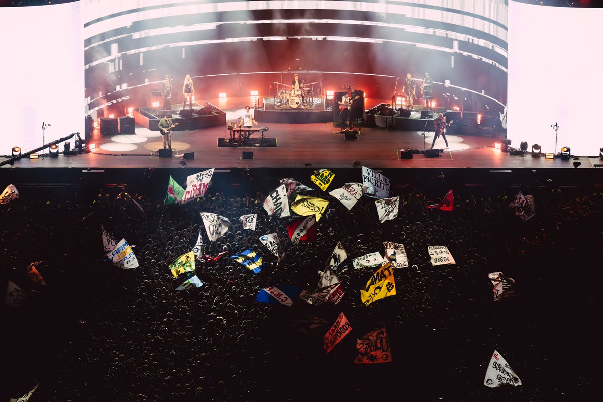 Acaso una misa no es un lugar donde los feligreses se encuentran para venerar a un dios que no asiste físicamente?