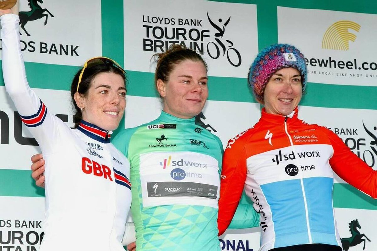📸 @cyclepix4u
・・・
@thetourofbritain top3 #UCIWWT <a href="/lottekopecky/">Lotte Kopecky</a> @anna___henderson <a href="/c_majerus/">Christine Majerus</a> with QoM @l_deignan leader of the Women’s World Tour <a href="/lottekopecky/">Lotte Kopecky</a> climbs to the top of the standing <a href="/cyclingshorts/">jon doe</a>.cc and special  guest <a href="/damesarahstorey/">Dame Sarah Storey</a>