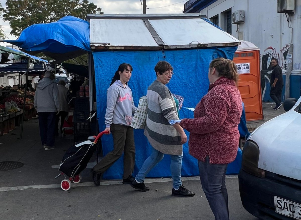 Carito_5555's tweet photo. Domingo De Militancia En La Feria De Andrés Lamas Y Gral Flores!! Repartiendo La @lista71 +7171
#HagamosHistoria #YoElijoSumar https://t.co/BCfOkqDMeg