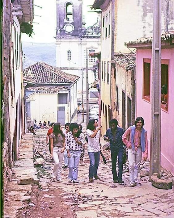 Foto pesadíssima! 😱

Márcio Borges, Fernando Brant, Milton Nascimento e Lô Borges subindo a ladeira do Beco do Mota em Diamantina, 1971! ❤️