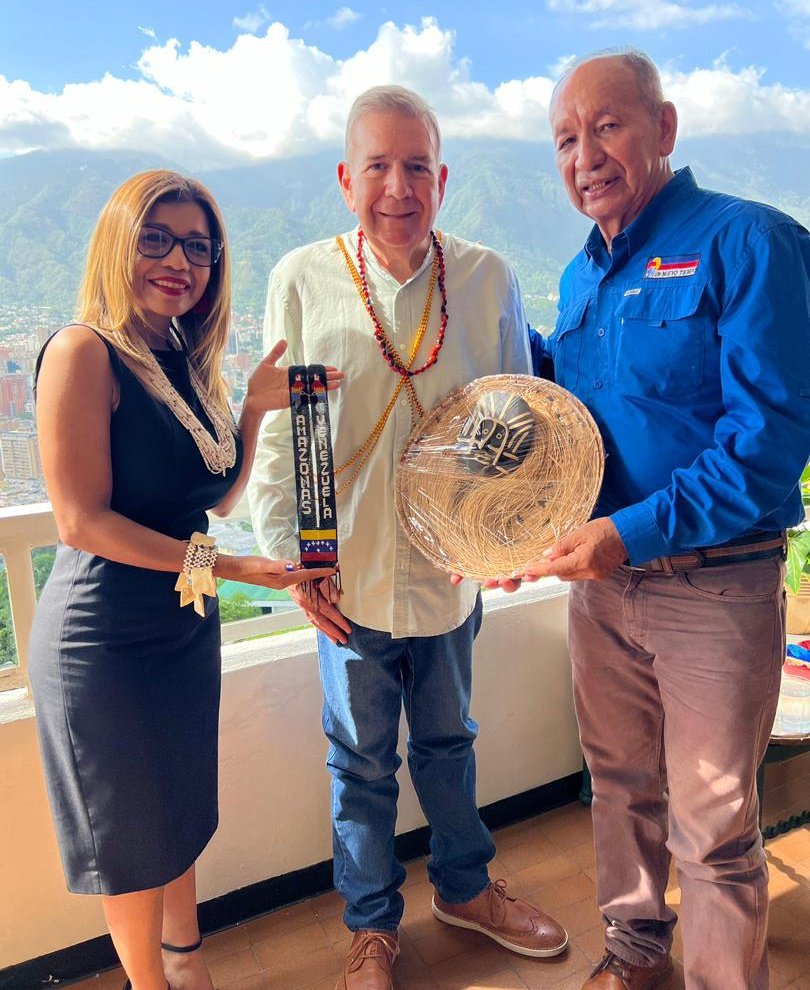 #9Jun En la ciudad de Caracas el líder indígena al sur de Venezuela <a href="/LiborioGuarulla/">Liborio Guarulla</a> sostuvo reunión con el candidato a la presidencia <a href="/EdmundoGU/">Edmundo González</a> marcando la ruta electoral y en Amazonas el triunfo se lo garantizará #UNTAmazonas
#SomosUNT
#UNTXVzla
#UnidosParaVotar
<a href="/partidoUNT/">Un Nuevo Tiempo</a>