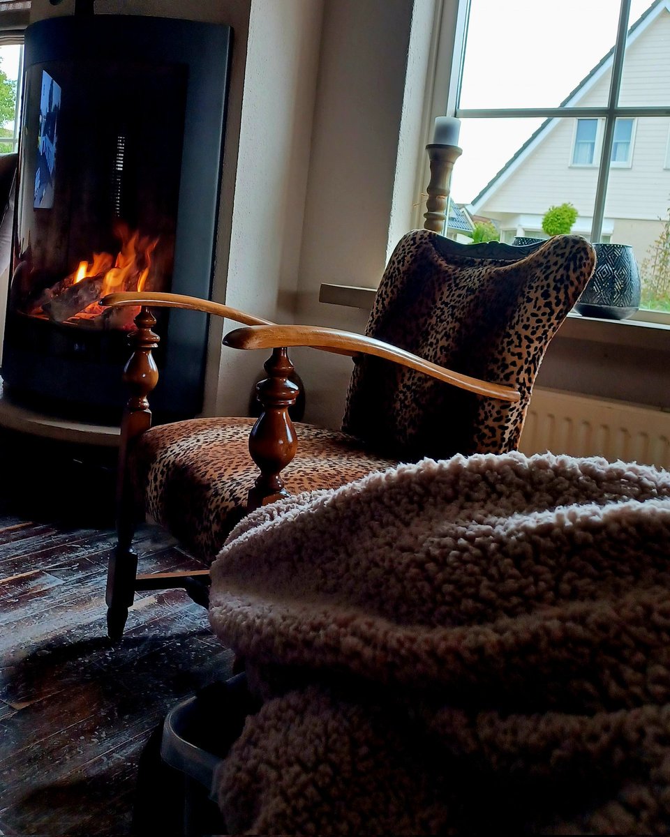 Ellebel_hw's tweet photo. 'Home Sweet Home'❤️ Ik heb het de hele dag al zó koud..De kachel maar aangedaan en onder een dekentje..Het moet verdomd niet gekker worden😅😁 #Omschakelen https://t.co/6GnxBfs5aG