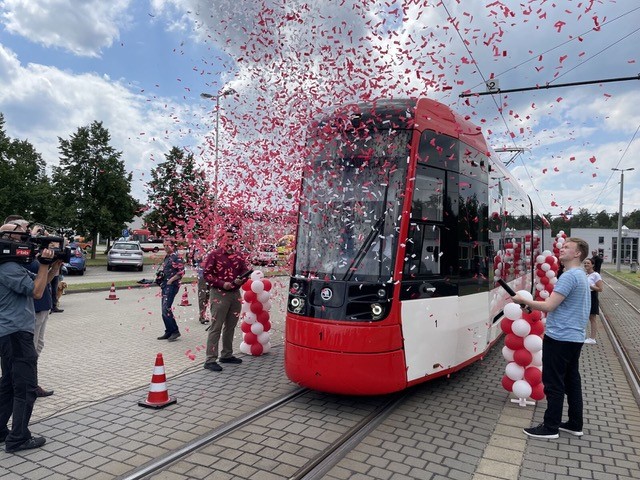 MainspringUK's tweet photo. We love confetti here at Mainspring Towers so we are waving along with Cottbus as they welcome their 22 new Skoda trams!
Congrats guys! We look forward to seeing them in action! 🎉
Read more here: https://t.co/e1jpil0Ojs
#newtrams #celebrate #lightrail #lightrailnews https://t.co/SeHtvy705l