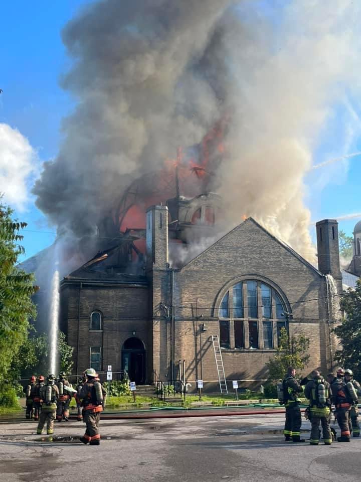 terrbearlim's tweet photo. Shocked and saddened to hear that St. Anne's Anglican Church with the group of seven frescoes and magnificent mosaics has been destroyed by a fire 😞#toronto #fireintoronto #stanneanglicanchurch https://t.co/Acfnhwcq3c