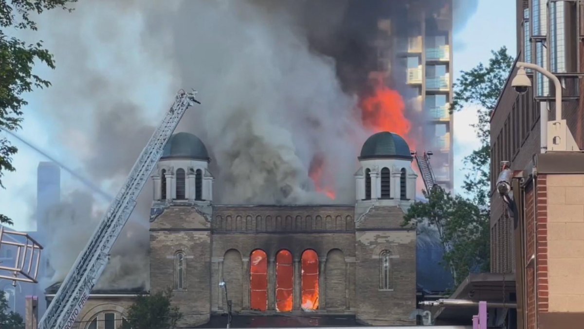 terrbearlim's tweet photo. Shocked and saddened to hear that St. Anne's Anglican Church with the group of seven frescoes and magnificent mosaics has been destroyed by a fire 😞#toronto #fireintoronto #stanneanglicanchurch https://t.co/Acfnhwcq3c