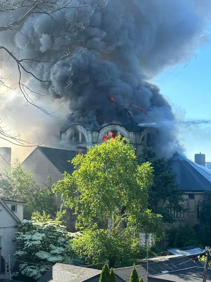 terrbearlim's tweet photo. Shocked and saddened to hear that St. Anne's Anglican Church with the group of seven frescoes and magnificent mosaics has been destroyed by a fire 😞#toronto #fireintoronto #stanneanglicanchurch https://t.co/Acfnhwcq3c
