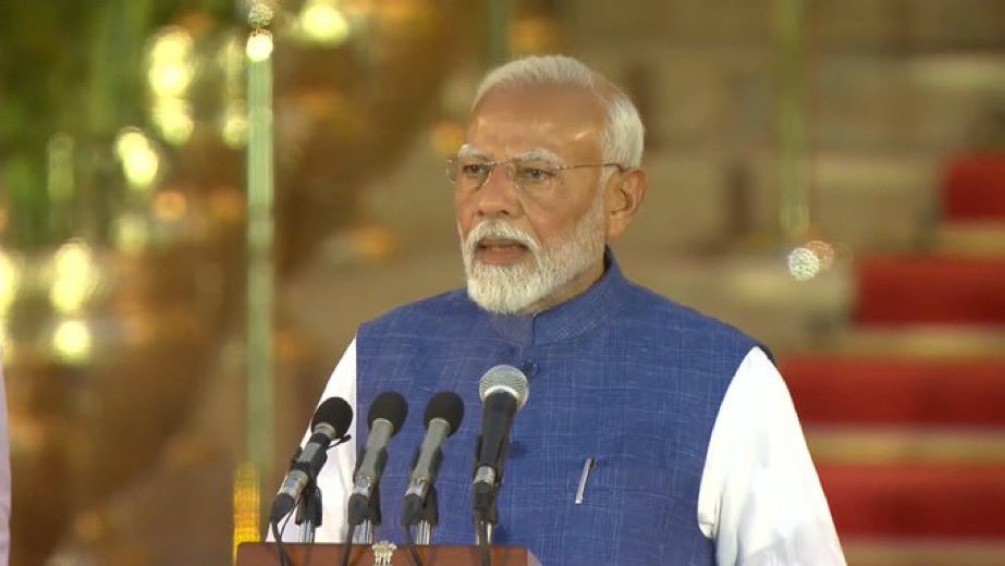 vaib_vy's tweet photo. आज तीसरी बारी आदरणीय श्री @narendramodi जी को भारत के प्रधान मंत्री के रूप में शपथ लेते देख अत्यंत प्रसन्नता हों रही हैं। 

फिर एक बार मोदी सरकार सुरक्षित व विकसित भारत की ओर।

समस्त देशवासियों को हार्दिक बधाई… 

#ModiCabinet https://t.co/hXs5yNCwZk