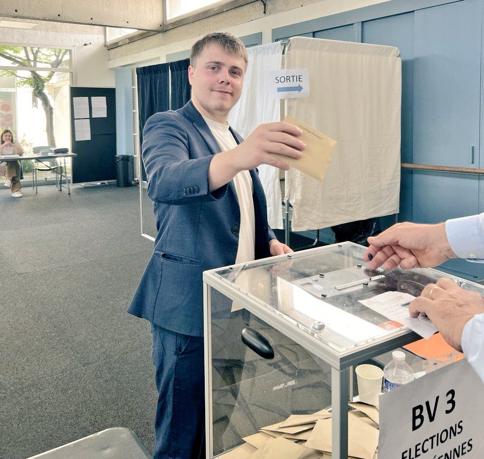 dictavenir's tweet photo. 🇪🇺🇨🇵 FLASH - Louis Boyard aurait mis près de 4h pour plier correctement son bulletin de vote afin qu'il rentre dans l'enveloppe. #ElectionsEuropéennes2024 https://t.co/NgXqiUHpcx