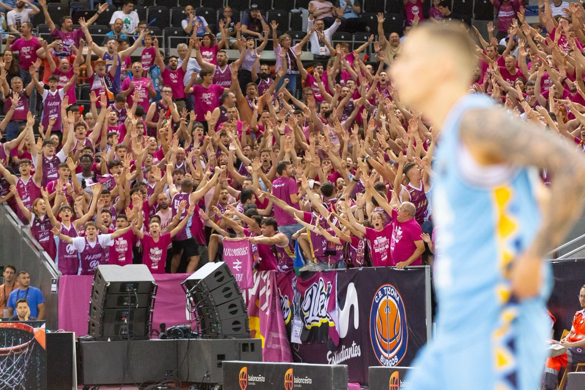 flleida's tweet photo. @MovistarEstu Final Four #LEBOr
2Q ⏱️ 07:29 - KENNY HASBROUUUUCK!!! Triple del nostre escorta per posar un +20 i tornar a forçar el temps mort rival! ☄️
🔵 @MovistarEstu 12
💜 ICG @flleida 32
📊 https://t.co/o6VqqPK6mU
#HemTornat #ForçaLleida #Lleida #LEBOr #LleidaEsDeFinalFour https://t.co/pH267ZgxFT