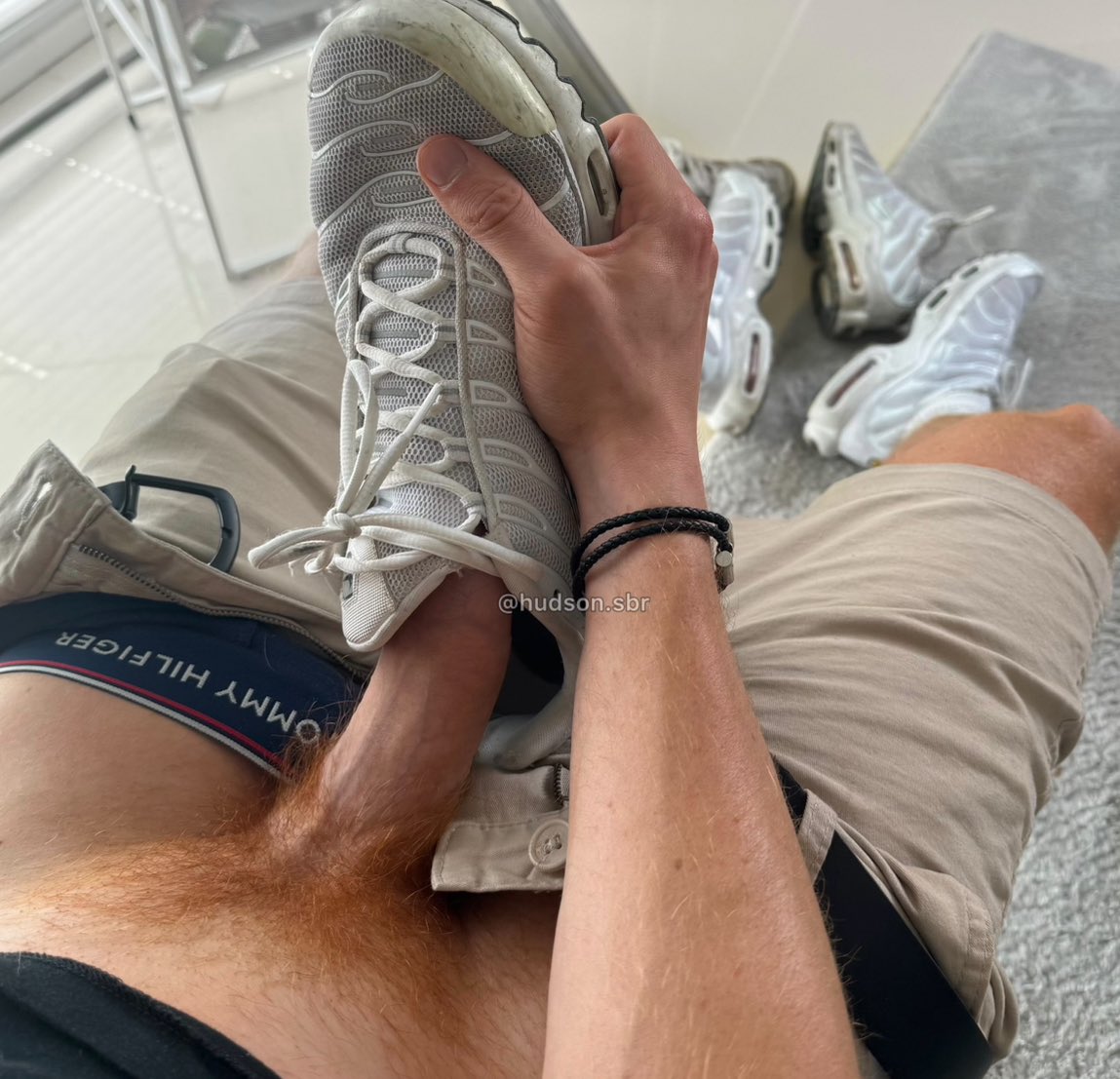 Rt if you’re into sneakers 👟 
(There’s a video 💦)