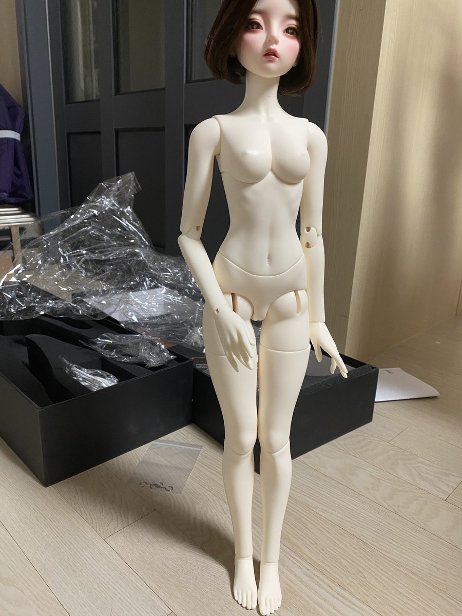 berry92260859's tweet photo. 돌패밀리 보스크미백 조색 
h 바디 13세 보통가슴
힐다리 추가
주먹손 추가
바디 15에 +운송비 판매합니다.

제가 다룬 역대 인형들 중 
자립이 제일 잘 되었고 가동성이 좋았습니다. 
돌모아 노멀/리제로테 미백과 호환했었습니다.

#트인덕장터 https://t.co/XxVBDSykvB