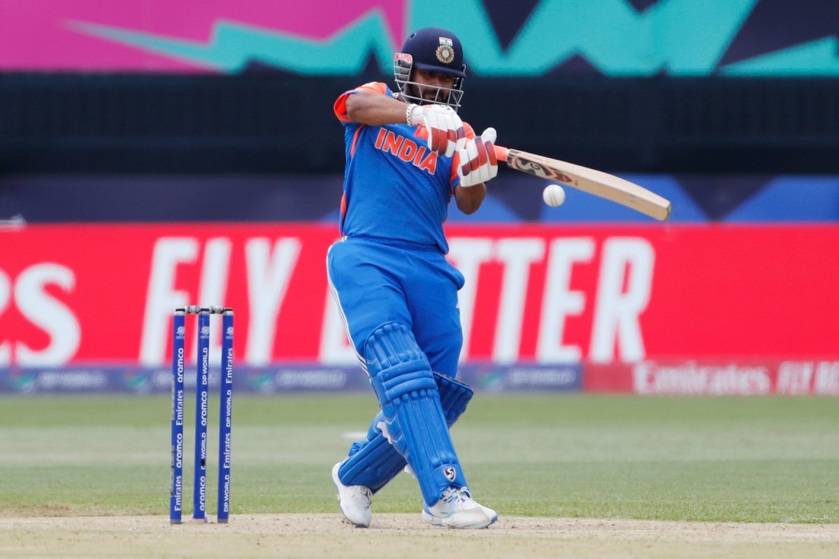 BCCI's tweet photo. End of Powerplay!

Rishabh Pant &amp; Axar Patel keep the scorecard ticking ✅

#TeamIndia move to 50/2.

Follow The Match ▶️ https://t.co/M81mEjp20F

#T20WorldCup | #INDvPAK https://t.co/9C6oEncvzk