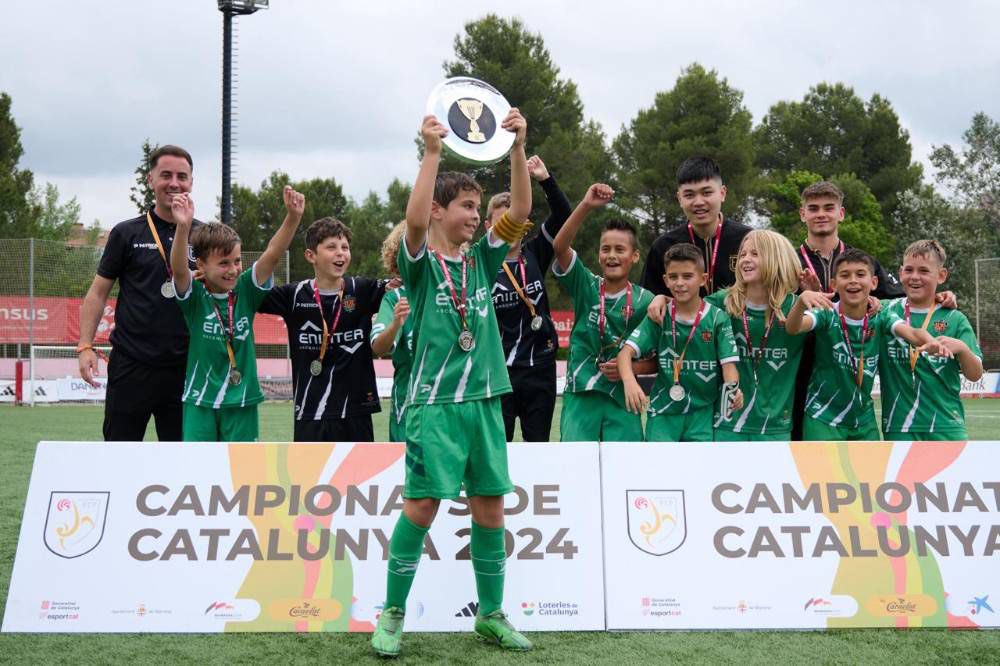 FundacioUEC's tweet photo. #FutbolBase • 💚 Derrota en la final dels Campionats de Catalunya base. 

⚽️ @FCBmasia 3-0 Sub 10 A 

🥈 Els verds han competit a màxim nivell però no han aconseguit superar el seu rival. Treball excel•lent. ORGULL! 👏🏻🤩

#FundacióUEC #Ambelverdalcor 💚 https://t.co/3TdJvIy9PX