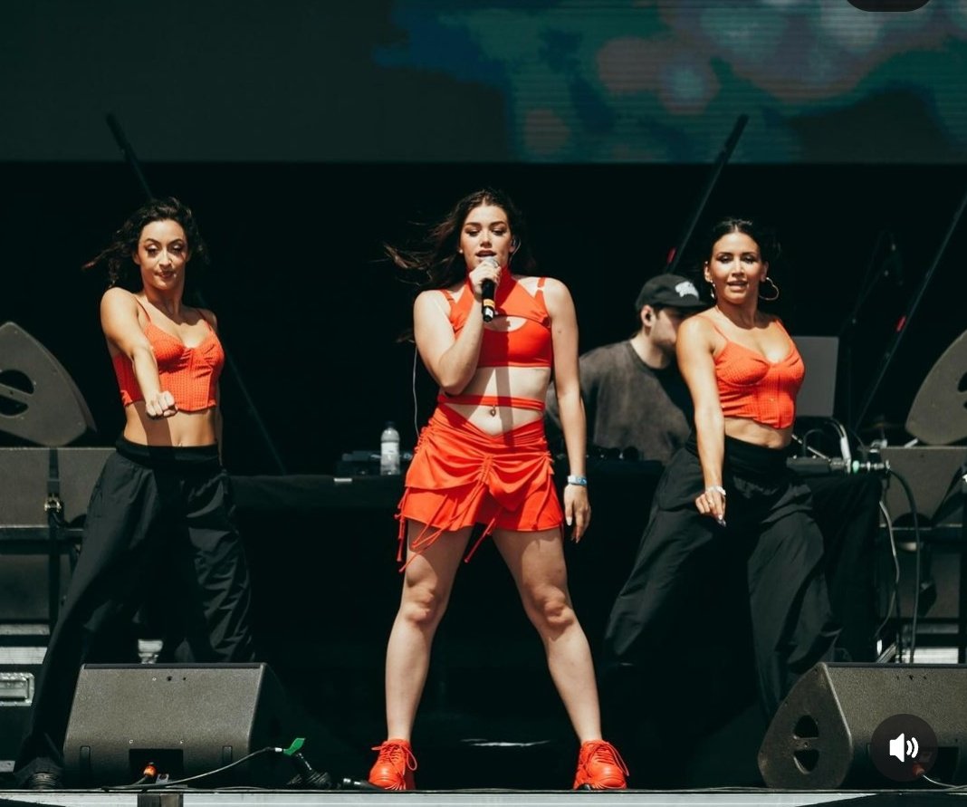 vivetuvidasapx's tweet photo. Necesito que Aida me pase su rutina para tener esas piernas sin ir al gym😅😍❤️ https://t.co/jTHYcORZtb