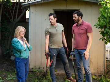🌟Watch tonight <a href="/hgtv/">HGTV</a> 9pm New CELEBRITY IOU #CelebrityIOU "Marlee Matlin Crushes the Backyard" Starring <a href="/JonathanScott/">Jonathan Silver Scott</a> <a href="/MrDrewScott/">Drew Scott</a> <a href="/PropertyBrother/">Property Brothers</a> Celebrity Guest: <a href="/MarleeMatlin/">Marlee Matlin</a> About bit.ly/2yYmKM7