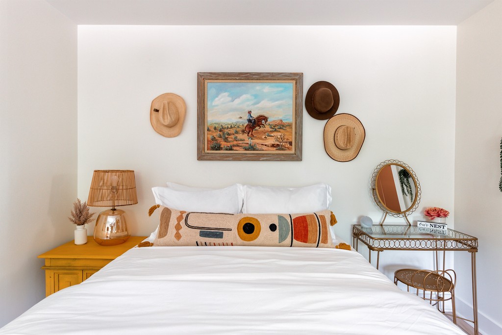 Yee-haw, let's head to Nashville! 🤠 Enjoy all the fun and southern hospitality that Music City has to offer when you stay at this stylish condo, a fusion of cowboy minimalism and modern flair ✨ 

See more and book: l8r.it/lM81

#WeGolightly