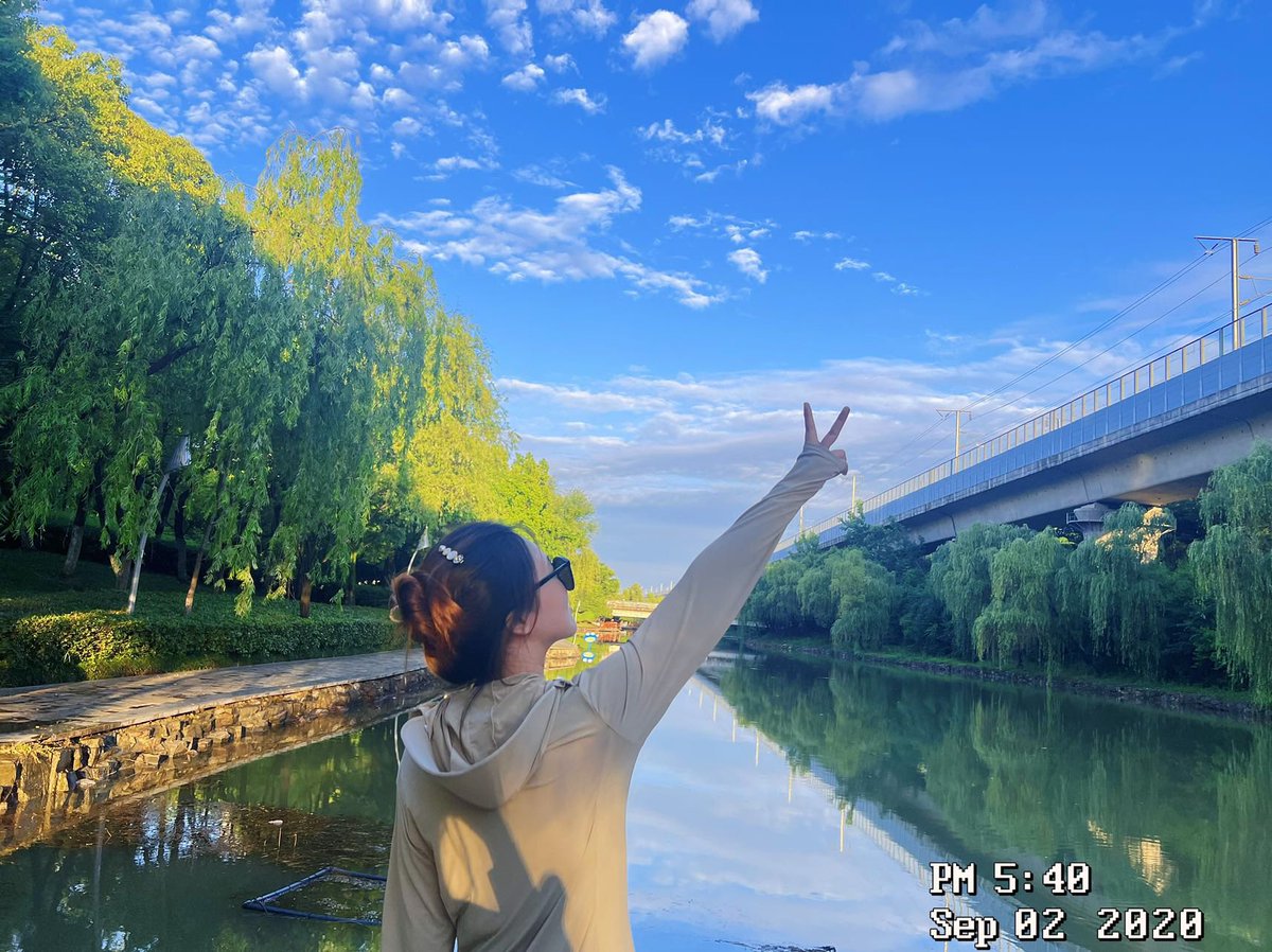 DDD147000's tweet photo. 好像越来越能理解什么叫人活的是几个瞬间 演唱会彩色纸片飘落的���间 迪士尼烟花炸开的瞬间 和许久未见朋友拥抱的瞬间 秋天第一次闻到桂花香的瞬间 下定决心要离开的瞬间 就好像连续剧一集结束的空镜 小说的结束…… https://t.co/0DX4bK5Qtp