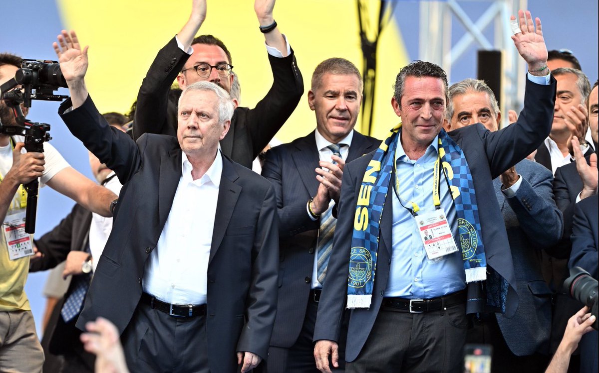 Yeniden başkan seçilen Sn.Ali Koç’u tebrik ederiz.

Biz kocaman bir aileyiz.

İyi ki Fenerbahçe! 💛💙