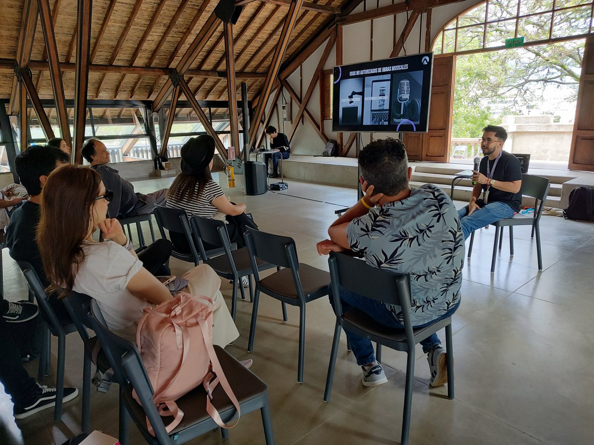 RevistaBombea's tweet photo. Daniel González de ACODEM, organización que asocia a las editoras de música del país. Habló en su charla "Maximiza tus ganancias", el papel de estas empresas en el licenciamiento para la sincronización de contenidos musicales en medios tradicionales y digitales.  @Circulart_ https://t.co/50P7uR3Fa7