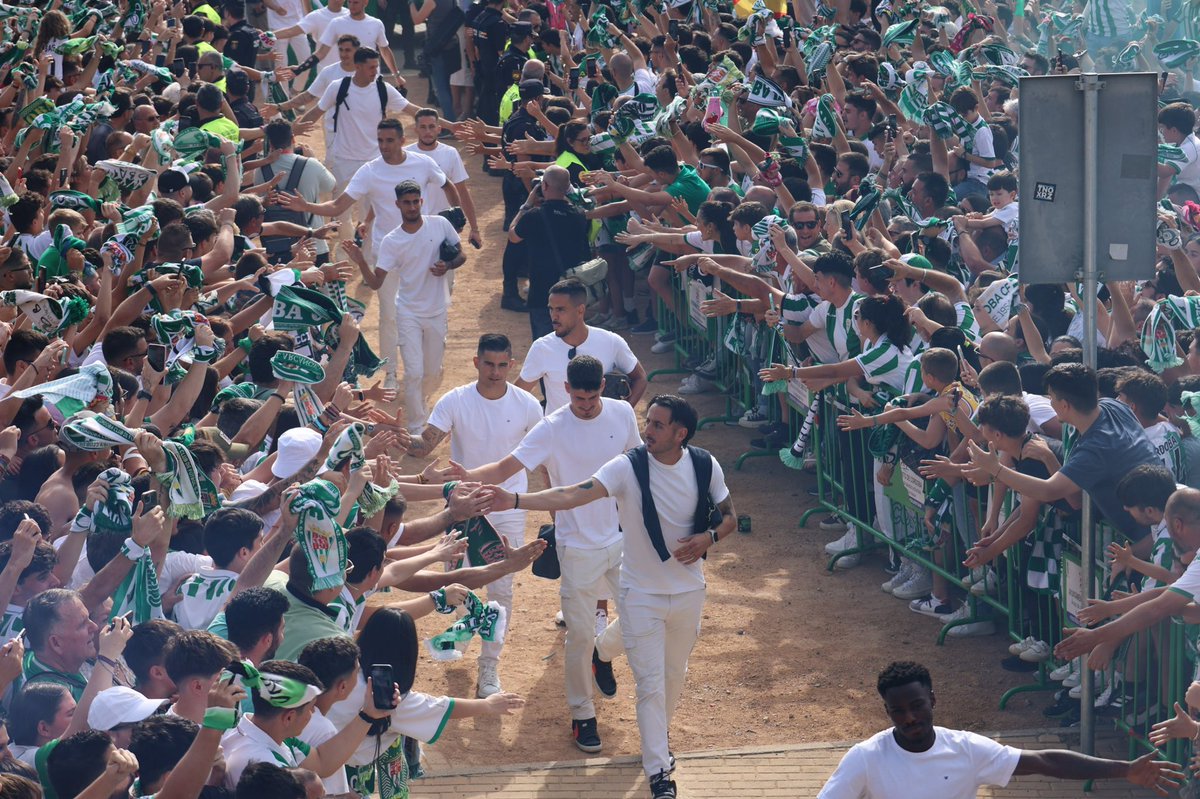 CordobaCF_ofi's tweet photo. 🇳🇬🚌 𝔼𝕊ℙ𝔼ℂ𝕋𝔸ℂ𝕌𝕃𝔸ℝ 𝐫𝐞𝐜𝐢𝐛𝐢𝐦𝐢𝐞𝐧𝐭𝐨 que nos han dado los nuestros💚 al llegar a 𝐄𝐥 𝐀𝐫𝐜𝐚́𝐧𝐠𝐞𝐥 🏟️

🙌🏻𝐺𝑅𝐴𝐶𝐼𝐴𝑆 🔝

#RecibimientoCCF |  #CórdobaPonferradina https://t.co/XOfpdQ9uzX