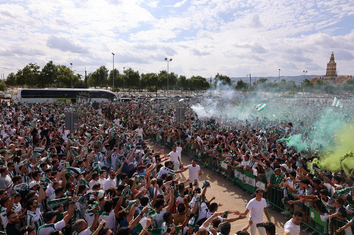 CordobaCF_ofi's tweet photo. 🇳🇬🚌 𝔼𝕊ℙ𝔼ℂ𝕋𝔸ℂ𝕌𝕃𝔸ℝ 𝐫𝐞𝐜𝐢𝐛𝐢𝐦𝐢𝐞𝐧𝐭𝐨 que nos han dado los nuestros💚 al llegar a 𝐄𝐥 𝐀𝐫𝐜𝐚́𝐧𝐠𝐞𝐥 🏟️

🙌🏻𝐺𝑅𝐴𝐶𝐼𝐴𝑆 🔝

#RecibimientoCCF |  #CórdobaPonferradina https://t.co/XOfpdQ9uzX