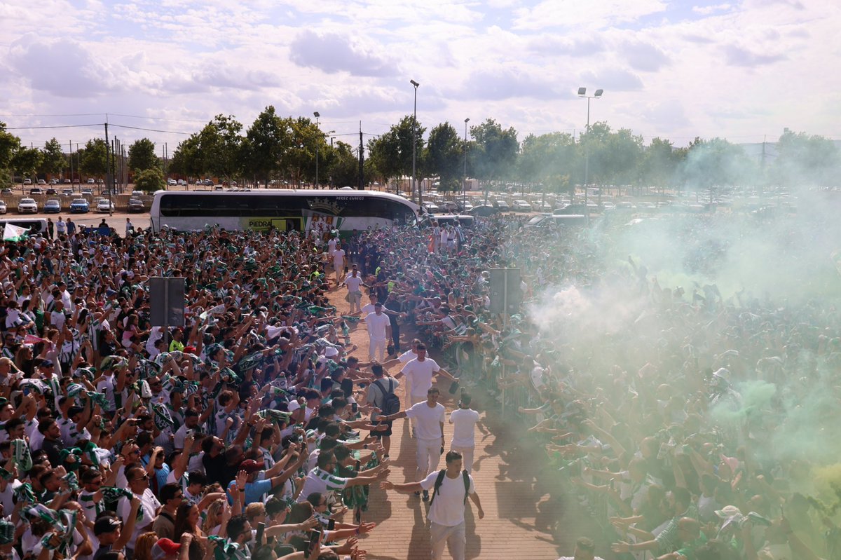 CordobaCF_ofi's tweet photo. 🇳🇬🚌 𝔼𝕊ℙ𝔼ℂ𝕋𝔸ℂ𝕌𝕃𝔸ℝ 𝐫𝐞𝐜𝐢𝐛𝐢𝐦𝐢𝐞𝐧𝐭𝐨 que nos han dado los nuestros💚 al llegar a 𝐄𝐥 𝐀𝐫𝐜𝐚́𝐧𝐠𝐞𝐥 🏟️

🙌🏻𝐺𝑅𝐴𝐶𝐼𝐴𝑆 🔝

#RecibimientoCCF |  #CórdobaPonferradina https://t.co/XOfpdQ9uzX