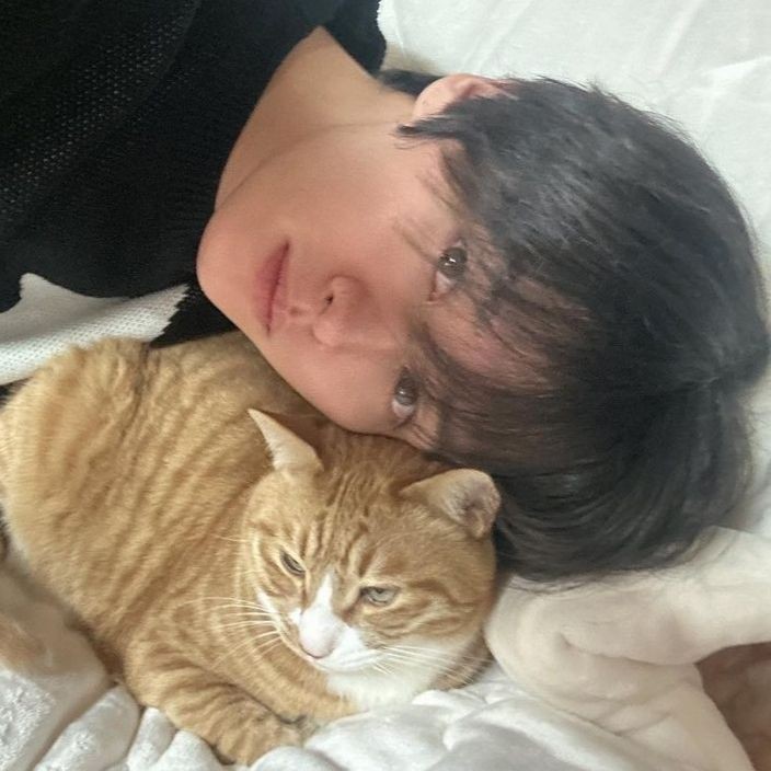 Meri_bittershok's tweet photo. Reloj | Mini au Hyunho 

Mnho quería remodelar su casa, así que para empezar con esto, decide comprar un reloj de gatitos que vio en una publicación de Internet, al ver que el dinero no le alcanza, decide proponerle otra forma de pago al chico.

¿Qué podría salir mal? https://t.co/I5spa7Td1c