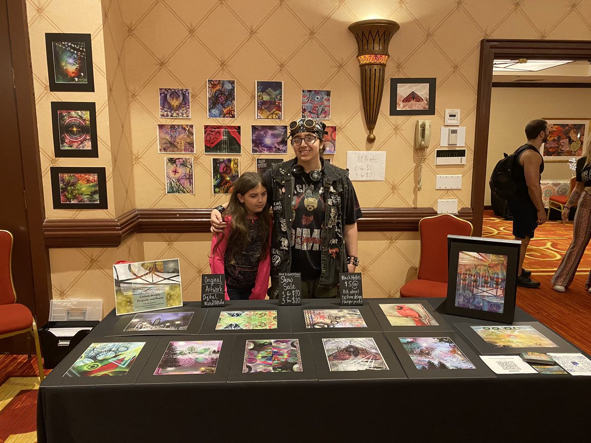 tmanuspiccolo's tweet photo. Day 2 of the CT UFO and Cryptid Awareness Convention at #trumbullmarriott 👽🛸👾🧌👣come stop by and have fun! #ufo #aliens #bigfoot #paranormal #cryptid ✌️✨🤘 https://t.co/jthQsvEryv