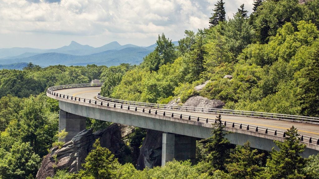 Greg_Clev's tweet photo. The Ultimate Guide to Driving the Blue Ridge Parkway https://t.co/leZkwaqanD https://t.co/UtbA4eTjEC
