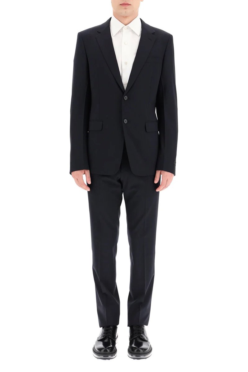 CamronV0ice's tweet photo. @dieworkwear Black Gucci or Prada suit, single breasted. https://t.co/KR81fD0Ajo