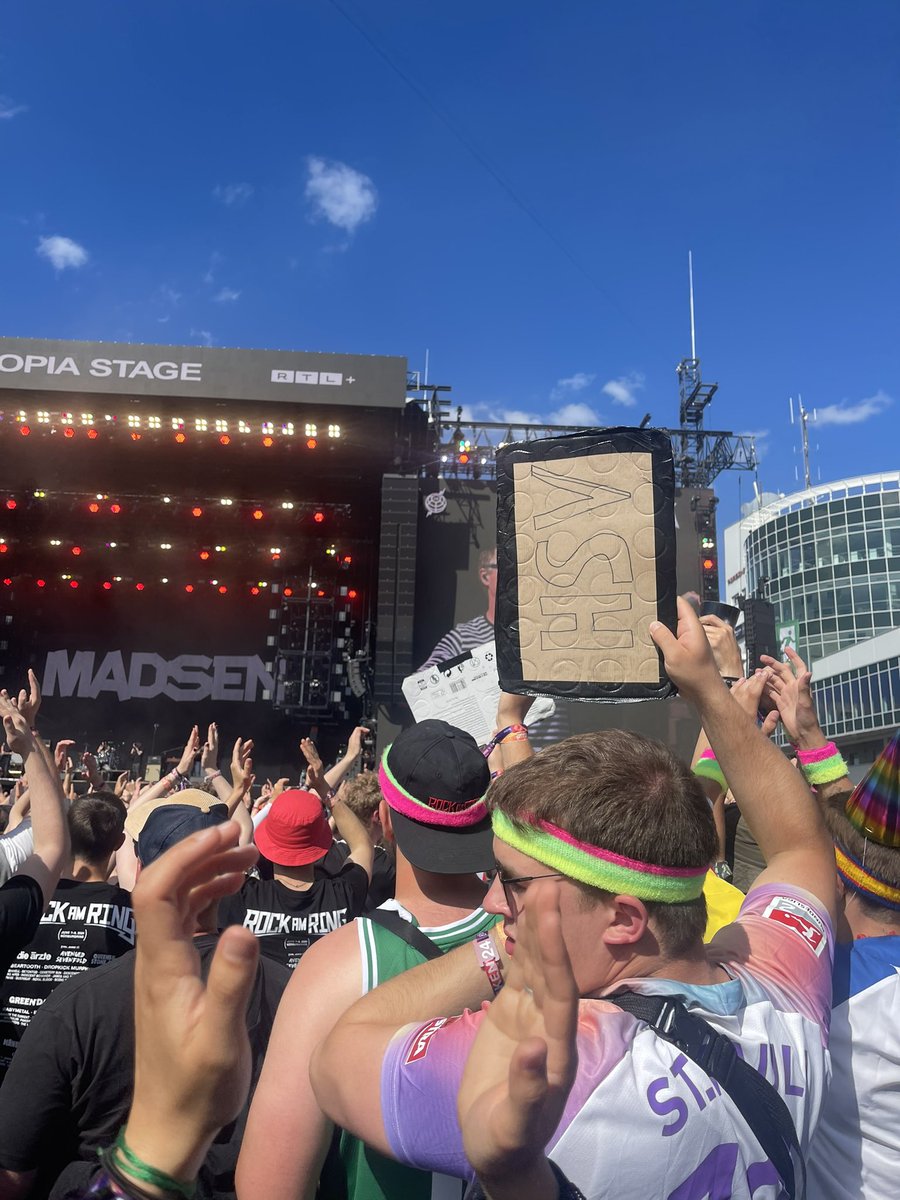 Wenn 17 jährige St.Pauli „Fans“ hören dass der „sympathische“ Trainer und der „sympathische“ Hartel das sinkende Schiff verlassen! 

#hsv #fcstpauli #hamburgistwarundbleibtschwarzweissblau #ROCKAMRING