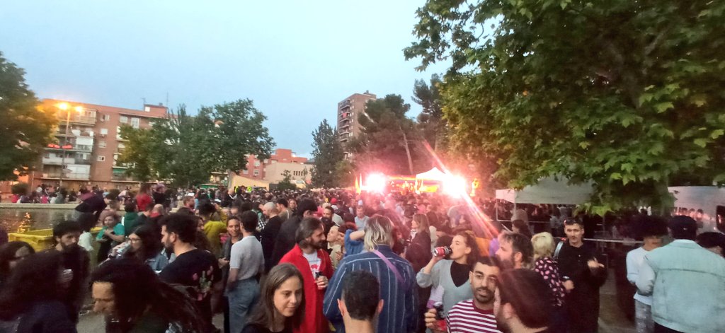 lavillanavk's tweet photo. Tremendo festival #Tetafest LGTBIQ+ un año más organizado por @orgullovallekas 

Estamos hasta las 1:30 en el Parque Azorín, porque la calle es nuestra y vamos a seguir poniendo nuestros cuerpos

Si no nos dejan bailar, no les dejaremos dormir! 🏳️‍⚧️🌈🔥✊🏽🎉 https://t.co/oyfbM3Vsxc