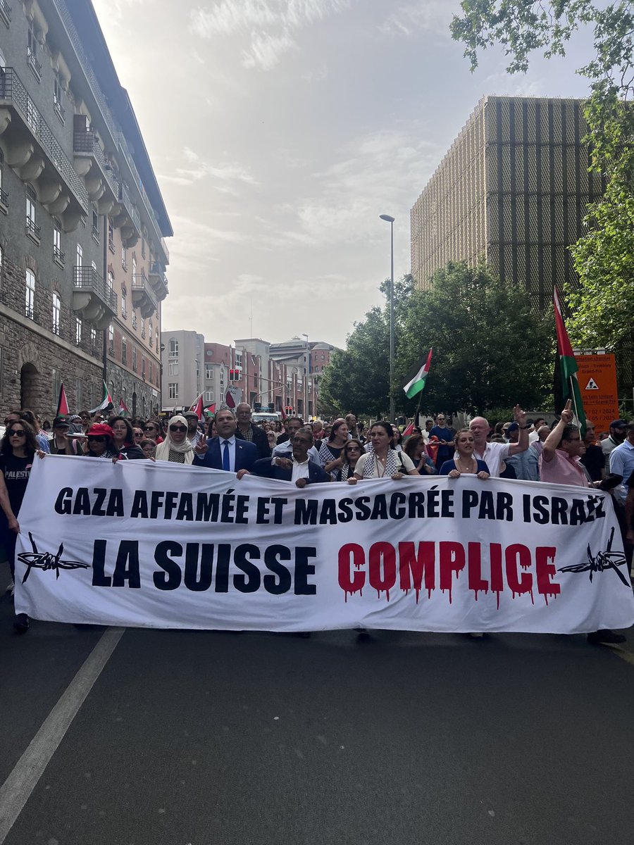 Global_Sud's tweet photo. Plusieurs milliers de manifestants pour la Palestine hier après-midi à Genève pour dénoncer le génocide et la complicité de la Suisse.

On lâche rien 🇵🇸🔥 https://t.co/mPuBZWg1gE