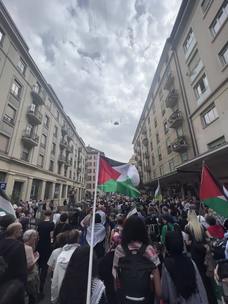 Global_Sud's tweet photo. Plusieurs milliers de manifestants pour la Palestine hier après-midi à Genève pour dénoncer le génocide et la complicité de la Suisse.

On lâche rien 🇵🇸🔥 https://t.co/mPuBZWg1gE
