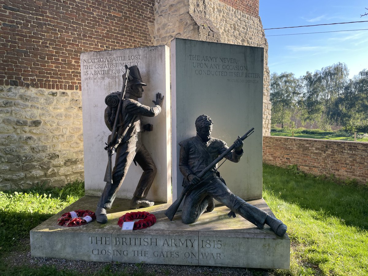 ZwhiteHistory's tweet photo. #WaterlooLive #OTD
Right Now: 18th June 1815 12:00
Crisis at Hougoumont: A group of French soldiers find a way into Hougoumont through a gate at the rear. British Guardsmen force the gates closed, trapping and killing the French in the courtyard. https://t.co/Dh9ZqtLUgC