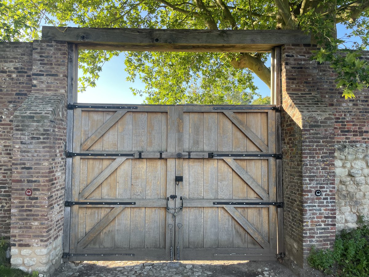 ZwhiteHistory's tweet photo. #WaterlooLive #OTD
Right Now: 18th June 1815 12:00
Crisis at Hougoumont: A group of French soldiers find a way into Hougoumont through a gate at the rear. British Guardsmen force the gates closed, trapping and killing the French in the courtyard. https://t.co/Dh9ZqtLUgC