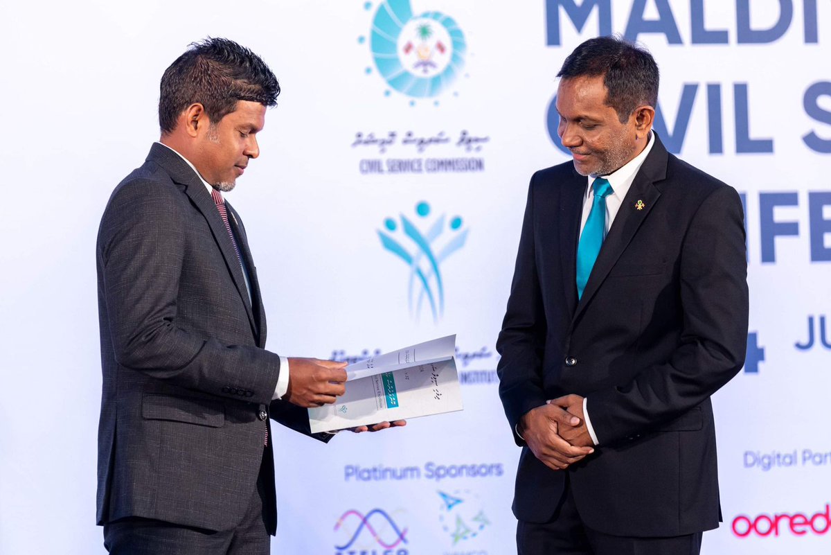 MoTCAmv's tweet photo. ސިވިލް ސަރވިސް ކޮންފަރެންސް 2024  އިފްތިތާޙުކުރުމަށް ބޭއްވި ރަސްމިއްޔާތުގައި ވަޒީރު މުޙައްމަދު އަމީން ބައިވެރިވެވަޑައިގެންފި

މި ކޮންފަރެންސްއަކީ ސިވިލް ސަރވިސްގެ އިންތިޒާމްތައް ރޭވިފައިވާ ގޮތްތައް ދިރާސާކޮށް ފެންވަރު ރަނގަޅު ޚިދުމަތްތަކެއް ފޯރުކޮށްދިނުމަށް ހަމަޖައްސަންޖެހޭ ކަންކަން ދެނެގަނެ  އެކަށައެޅުމުގެ މަޤްޞަދުގައި ކުރިއަށްގެންދާ ކޮންފަރެންސެކެވެ.
@cscmaldives