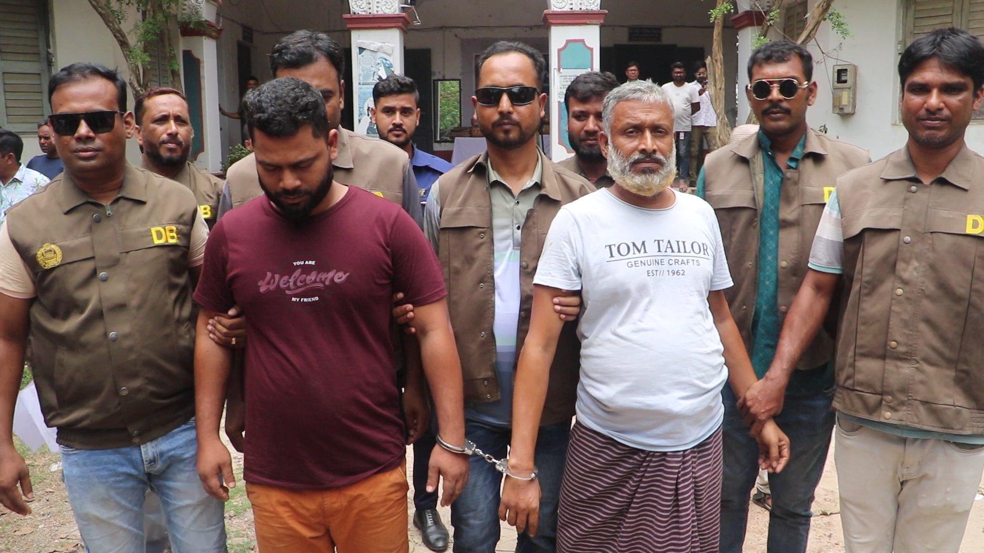 নওগাঁয় ১০১ কেজি গাঁজাসহ গ্রেফতার ২