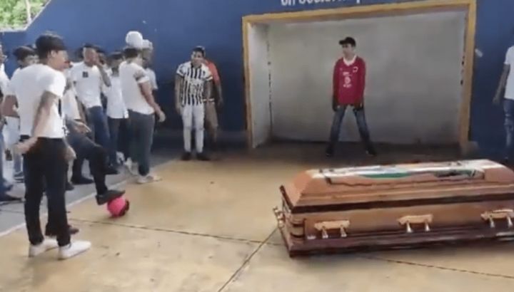 🕯️ Hoy recordamos a Alexander Martínez Gómez, conocido cariñosamente como ⚽Chander, un joven nacido en EEUU cuyo sueño de ser futbolista profesional fue injustamente truncado a manos de la Policía Municipal de #Acatlan de Pérez (#Oaxaca). (🧵)