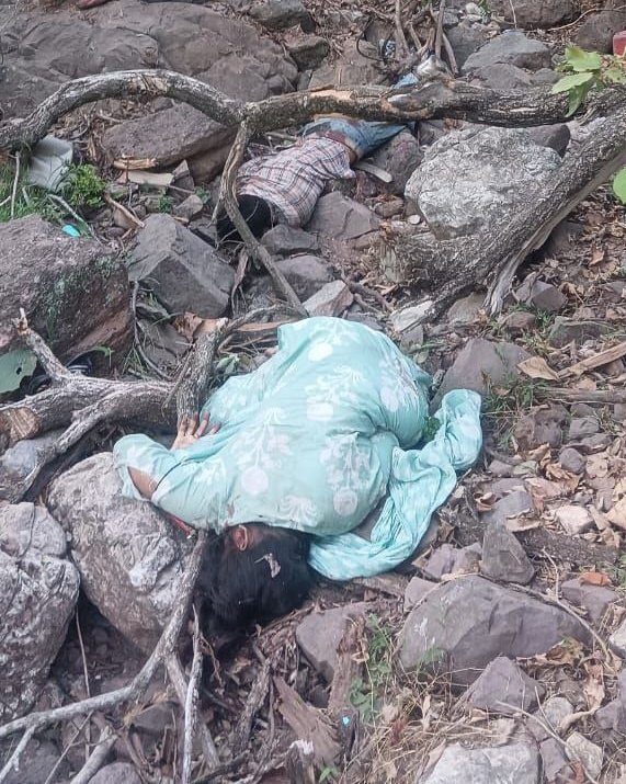 KKVishnoi's tweet photo. #bigbreakingnews बड़ा हादसा: जम्मू-कश्मीर के रियासी जिले में वैष्णो देवी से शिवखोड़ी दर्शन करने जा रहे श्रद्धालुओं की बस पर आतंकी हमला 

#ReasiTerrorAttack #Reasi #Jammu #ShivKhori #VaishnoDevi #TerroristAttack #JammuKashmir 
#terristAttack https://t.co/JYETqk017r
