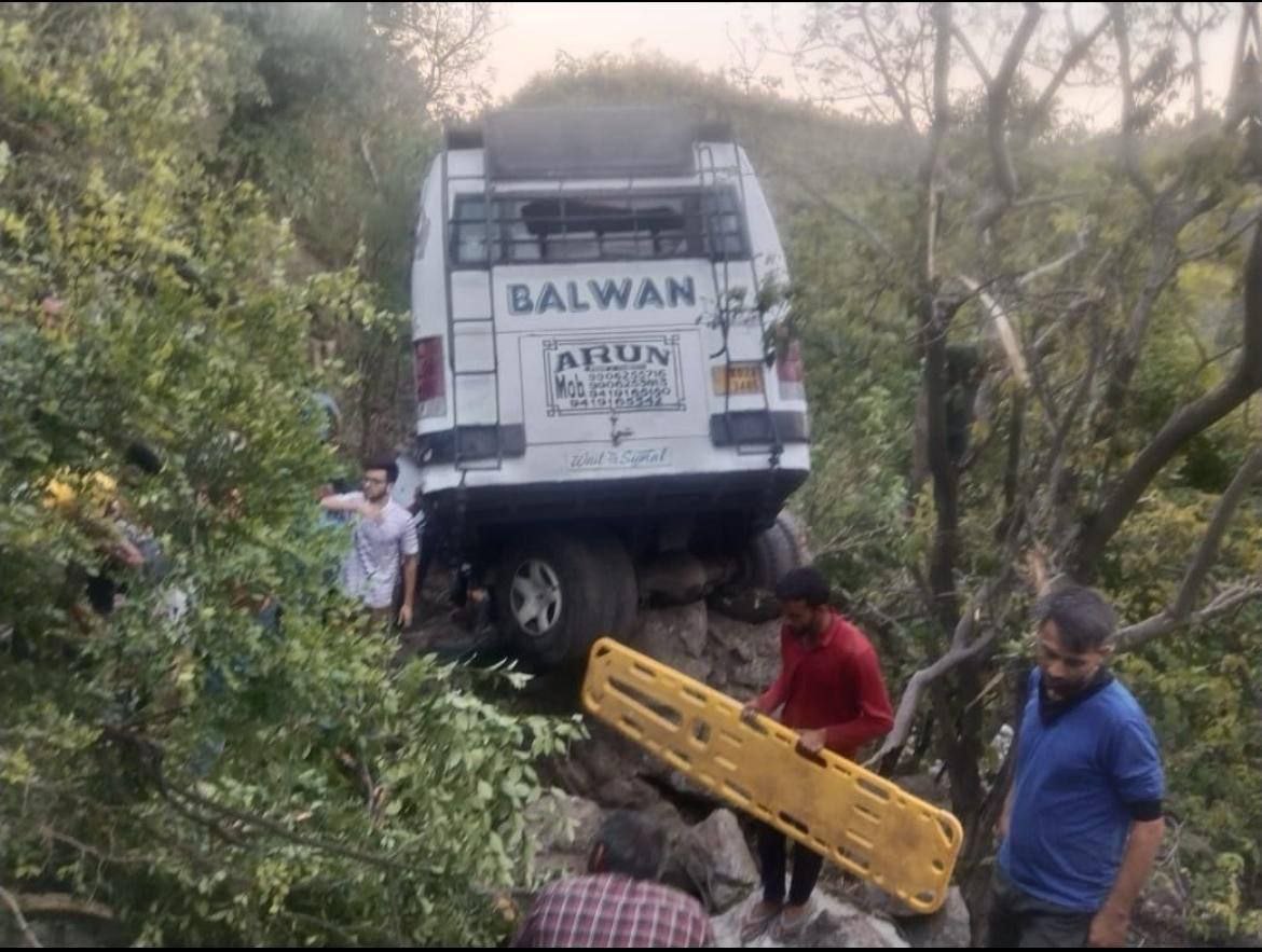 KKVishnoi's tweet photo. #bigbreakingnews बड़ा हादसा: जम्मू-कश्मीर के रियासी जिले में वैष्णो देवी से शिवखोड़ी दर्शन करने जा रहे श्रद्धालुओं की बस पर आतंकी हमला 

#ReasiTerrorAttack #Reasi #Jammu #ShivKhori #VaishnoDevi #TerroristAttack #JammuKashmir 
#terristAttack https://t.co/JYETqk017r