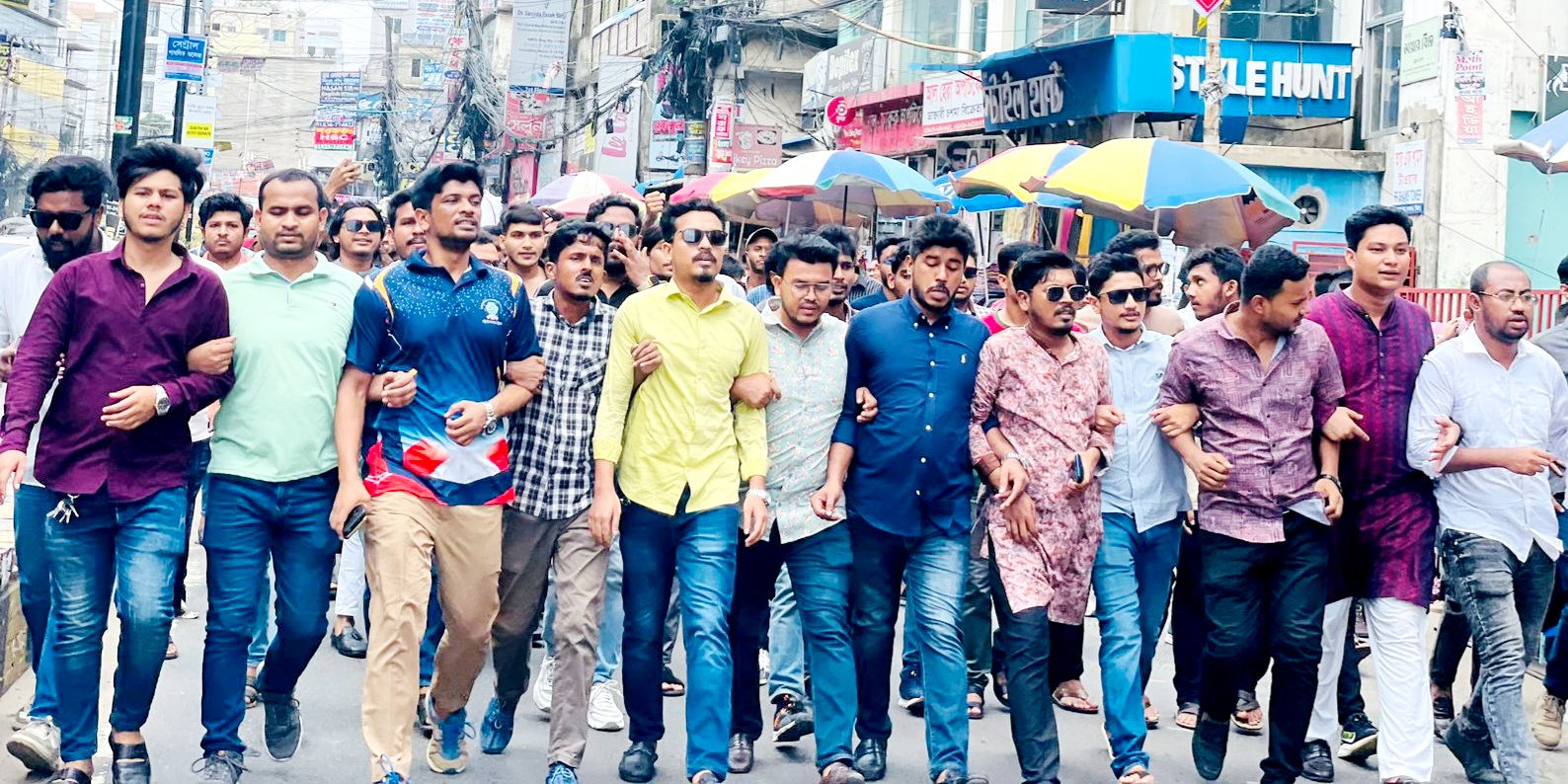 ২০২৪-২৫ অর্থবছরে বাজেটকে স্বাগত জানিয়ে চট্টগ্রাম কলেজ ছাত্রলীগের আনন্দ মিছিল