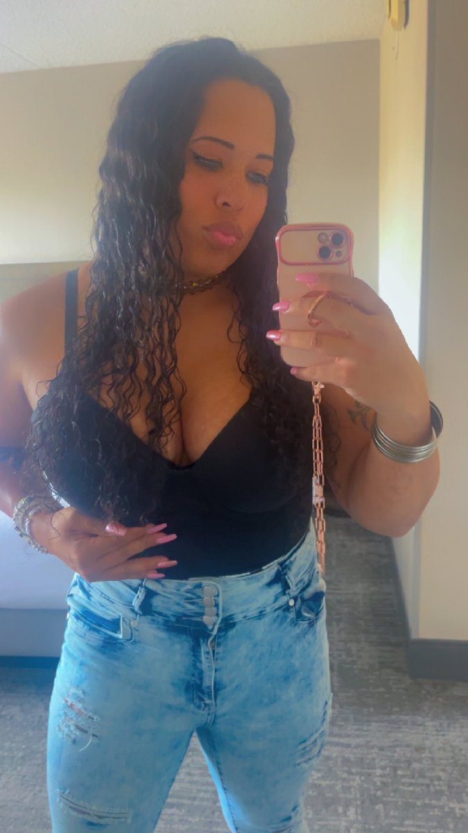 God bless whoever made these columbian jeans 🤭🤭😘