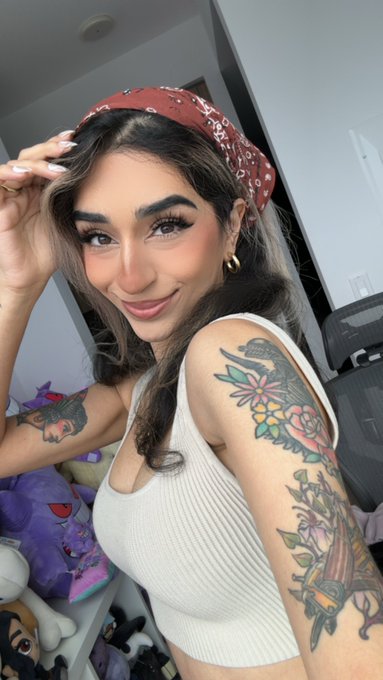 LIVE ON TWITCH 🩶 https://t.co/pIpBnfPVLD  come watch the Xbox Games Showcase with me! i&rsquo;ve got some very