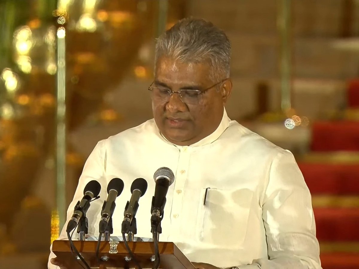 अलवर से श्री <a href="/byadavbjp/">Bhupender Yadav</a> जी, जोधपुर से श्री <a href="/gssjodhpur/">Gajendra Singh Shekhawat</a> जी को कैबिनेट मंत्री व बीकानेर से श्री <a href="/arjunrammeghwal/">Arjun Ram Meghwal</a> जी को केंद्रीय राज्यमंत्री (स्वतंत्र प्रभार) और अजमेर से श्री <a href="/mpbhagirathbjp/">Bhagirath Choudhary</a> जी को केंद्रीय राज्यमंत्री के रूप में शपथ लेने पर हार्दिक बधाई और शुभकामनाएं #ModiCabinet