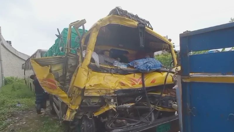 শিবচরে দাঁড়িয়ে থাকা পিকআপের পেছনে ট্রাকের ধাক্কায় নিহত ২